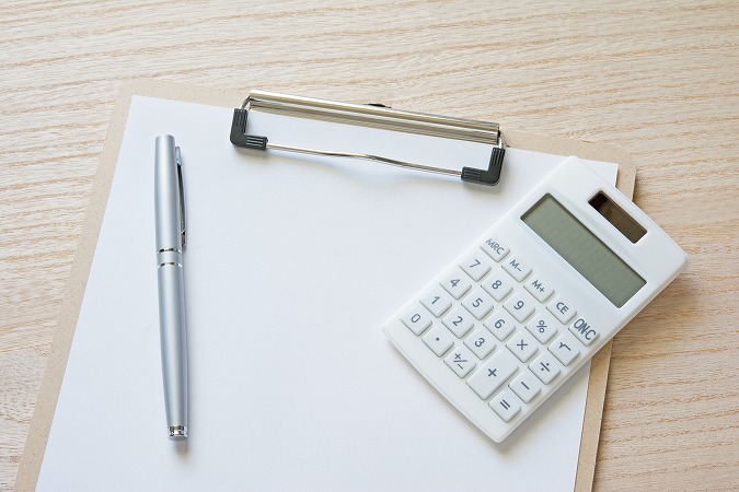 電卓とペンとクリップボード